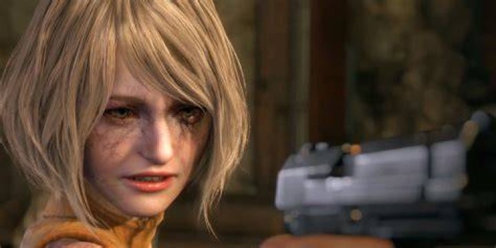 Resident Evil 4&nbsp;remake&nbsp;Ashley using her lantern to stun a living armor.